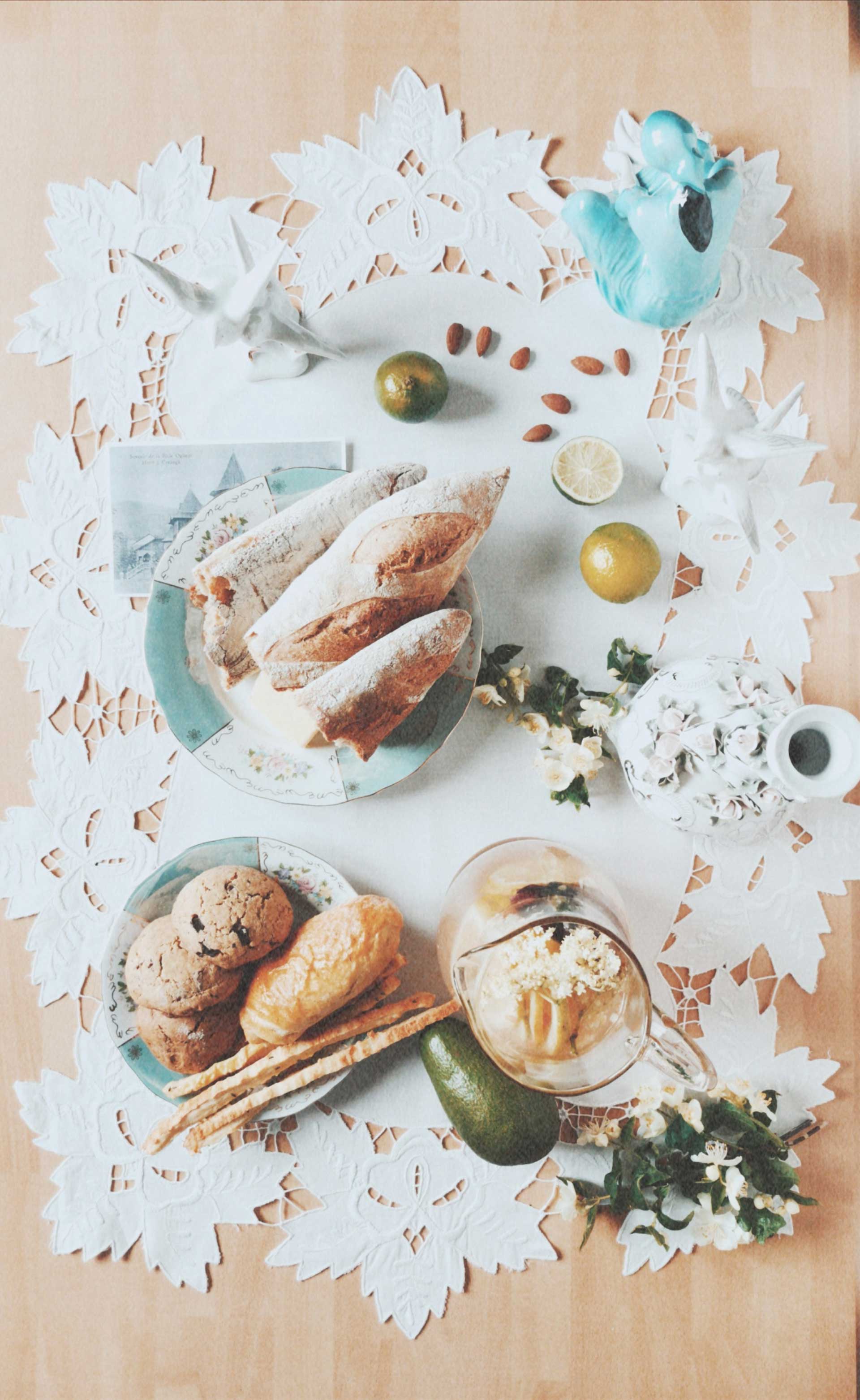 Bunica înconjurată de generații – tradiție, pâine și produse artizanale dipimacu.